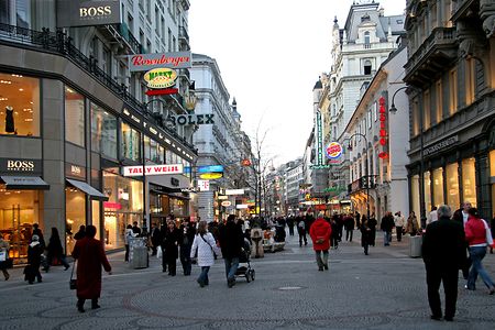 Fu&szlig;g&auml;nger auf einer Einkaufsstra&szlig;e