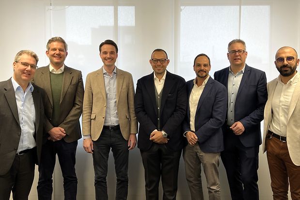 Gruppenfoto nach der Unterzeichnung des Joint Ventures