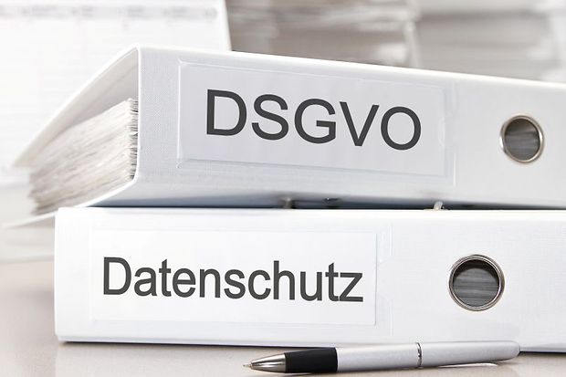 Zwei Ordner mit Aufschriften &bdquo;DSGVO&ldquo; und &bdquo;Datenschutz&ldquo;.