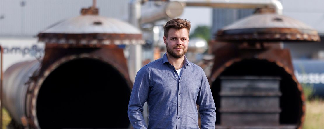 Max Brinkhege vor den Autoklaven