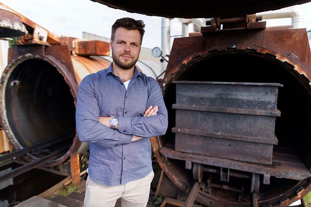 Max Brinkhege vor den Autoklaven