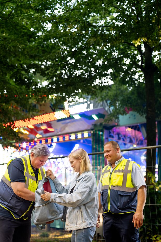 Rita Lensker (links) durchsucht einen Rucksack auf dem Send in Münster.