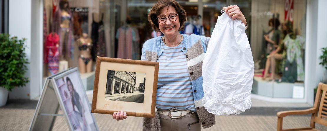Sybille Eiben vor dem Gesch&auml;ft