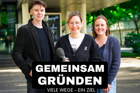 Drei Personen vor Geb&auml;ude mit Schriftzug &bdquo;Gemeinsam gr&uuml;nden&ldquo;.