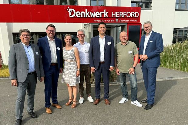 Gruppenfoto von Teilnehmern einer Podiumsdiskussion vor dem Geb&auml;ude &bdquo;Denkwerk Herford.