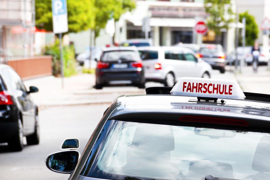 Symbolbild Fahrschulschild