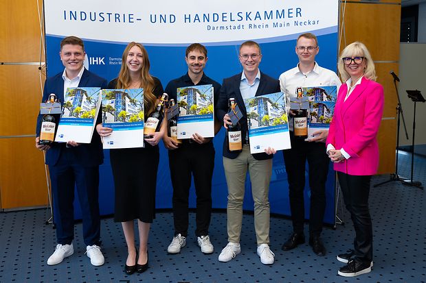 Gruppenbild der Pr&uuml;fungsbesten