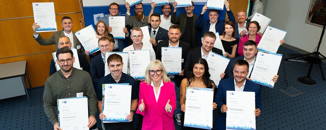 Gruppenbild der Pr&uuml;fungsbesten