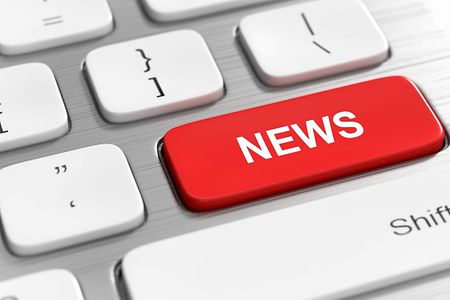 Rote Taste &bdquo;NEWS&ldquo; auf einer Computertastatur.