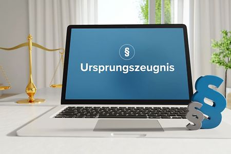 Laptop mit der Aufschrift &bdquo;Ursprungszeugnis&ldquo;.