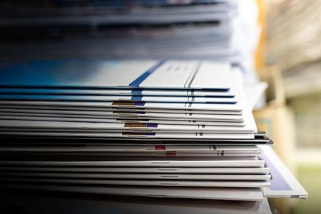 Nahaufnahme eines geordneten Stapels von Zeitschriften.