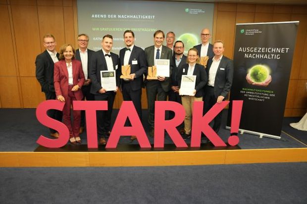 Gruppenfoto der Preistr&auml;ger des Nachhaltigkeitspreises mit Urkunden und Troph&auml;en