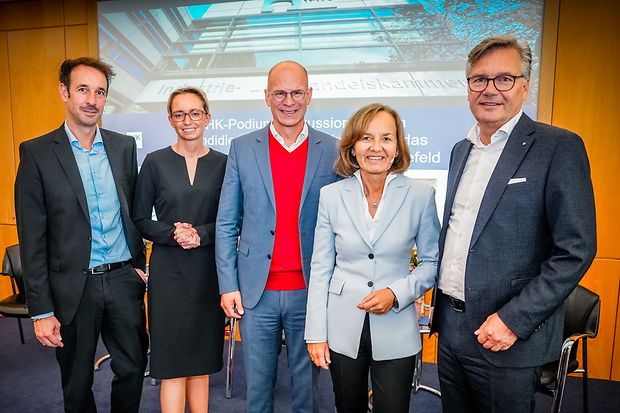 Gruppenfoto von Teilnehmenden einer IHK-Podiumsdiskussion in Bielefeld