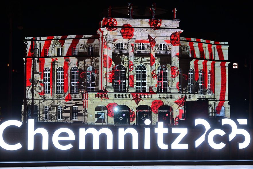 Schriftzug Chemnitz2025 vor einem angeleuchtetem Geb&auml;ude