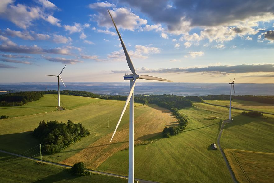 Landschaft mit Windkraftanlagen