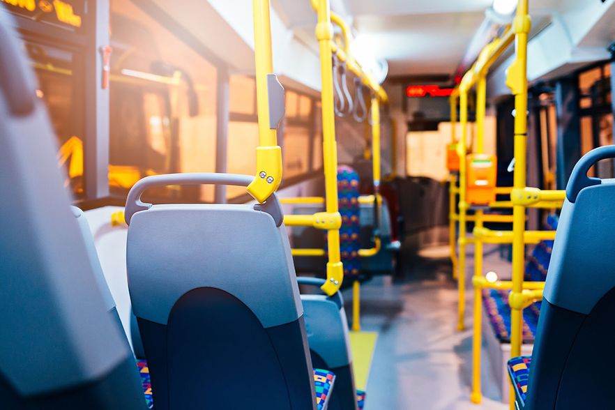 Blick in einen Linienbus mit leeren Sitzpl&auml;tzen