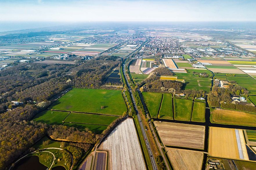 Luftaufnahme mit Feldern, W&auml;ldern und Siedlungen als Symbol f&uuml;r Regionalplanung