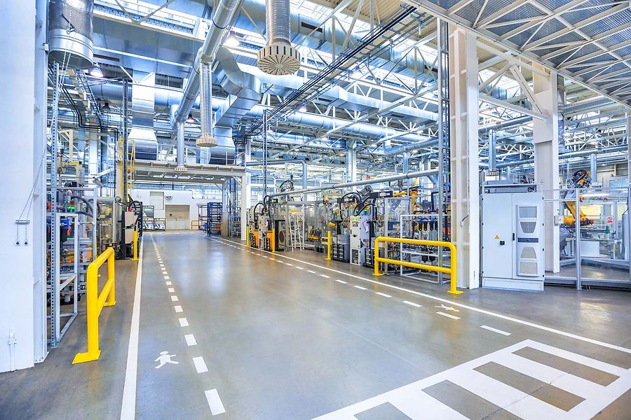 Moderne Industriehalle mit Maschinen und Produktionsanlagen
