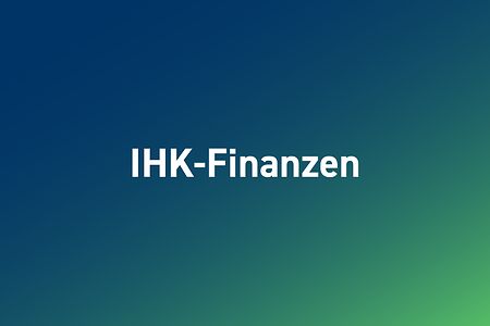 Grafik mit der Aufschrift "IHK-Finanzen" auf blau-gr&uuml;nem Hintergrund.