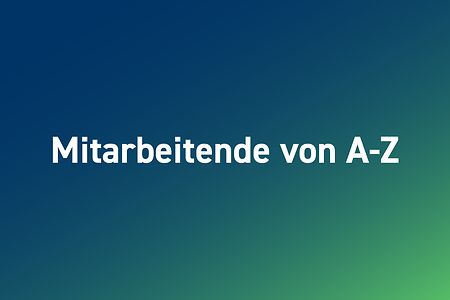 Grafik mit Aufschrift &bdquo;Mitarbeitende von A bis Z&ldquo; auf blau-gr&uuml;nem Hintergrund