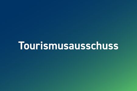 Grafik mit der Aufschrift &bdquo;Tourismusausschuss&ldquo; auf blau-gr&uuml;nem Hintergrund.