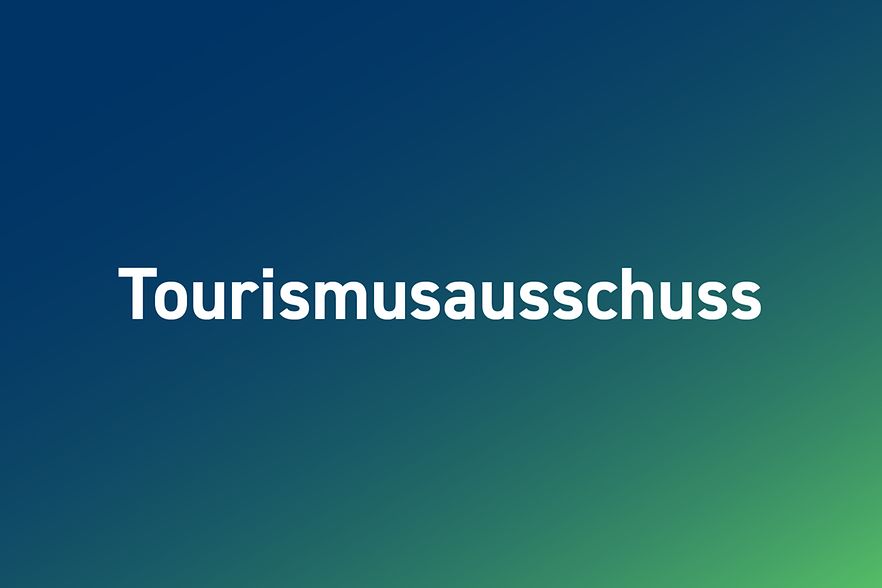 Grafik mit der Aufschrift &bdquo;Tourismusausschuss&ldquo; auf blau-gr&uuml;nem Hintergrund.