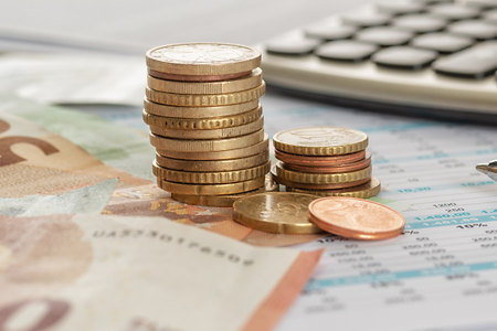 Geld mit Taschenrechner und Kugelschreiber
