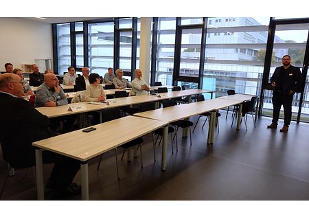 Gruppenbild mit Referent Prof. R&ouml;ttger