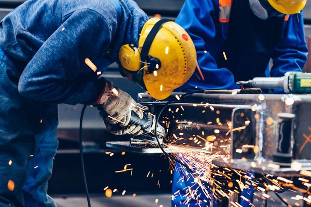 Arbeiter beim Schleifen in einer Werkstatt. Fabrik der Schwerindustrie.