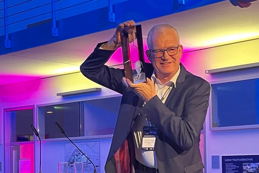 Mann mit Pokal