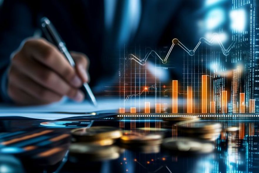 Symbolfoto eines Gesch&auml;ftsmanns mit Finanzdiagrammen und M&uuml;nzen.