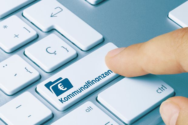 Tastatur, eine Taste tr&auml;gt die Aufschrift Kommunalfinanzen