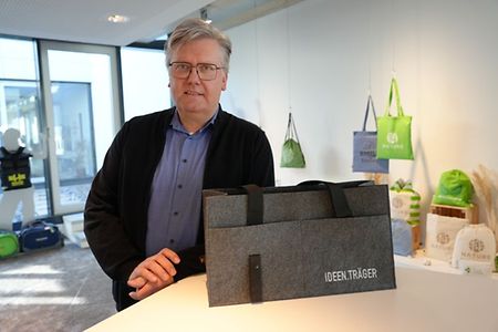 Armin Halfar im Showroom mit Tasche &bdquo;Ideentr&auml;ger&ldquo;.