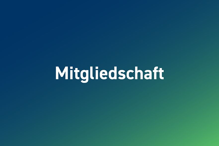 Grafik mit der Aufschrift &bdquo;Mitgliedschaft&ldquo; auf blau-gr&uuml;nem Hintergrund.