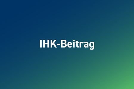 Grafik mit der Aufschrift &bdquo;IHK-Beitrag&ldquo; auf blau-gr&uuml;nem Hintergrund.