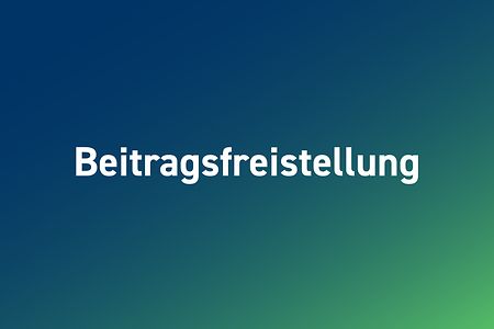 Grafik mit der Aufschrift &bdquo;Beitragsfreistellung&ldquo; auf blau-gr&uuml;nem Hintergrund.