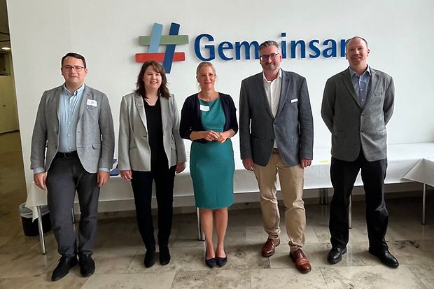 F&uuml;nf Personen beim Sachverst&auml;ndigentreffen in der IHK