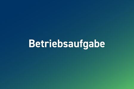 Grafik mit der Aufschrift &bdquo;Betriebsaufgabe&ldquo; auf blau-gr&uuml;nem Hintergrund.