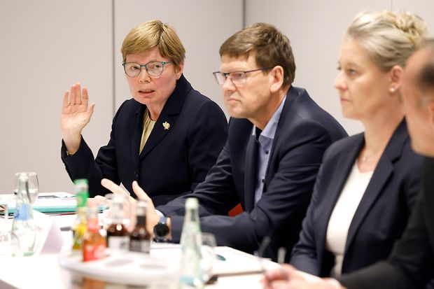 Nieder, Gr&uuml;tters, Henze (v.l.)