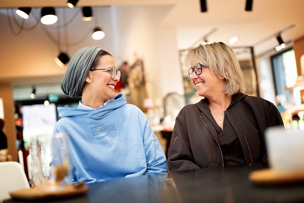 Salima Benhamza aus Marokko und Unternehmerin Eva-Maria Lindemann aus Nottuln