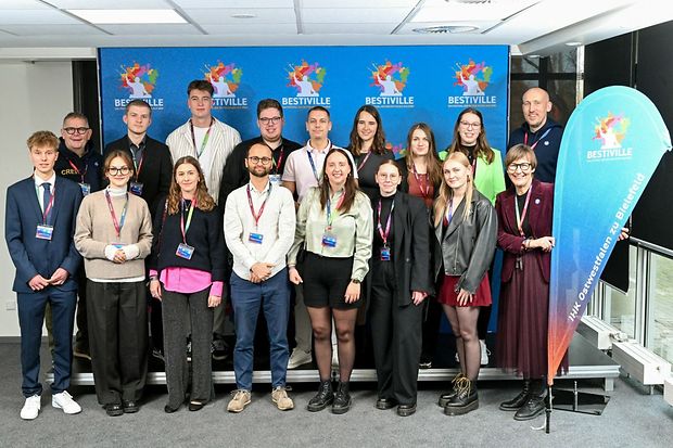Gruppenfoto junger Teilnehmender vor einer BESTIVILLE-Fotowand