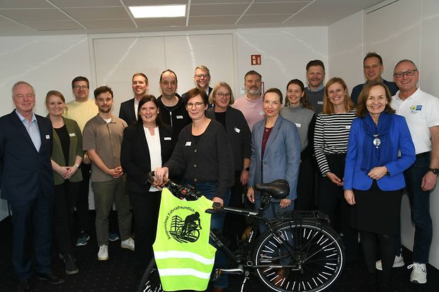 Personen-Gruppe pr&auml;sentiert bei Veranstaltung Fahrrad und Warnweste