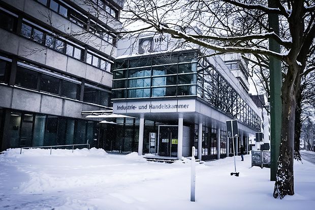 Verschneites IHK-Geb&auml;ude in Ostwestfalen im Winter.