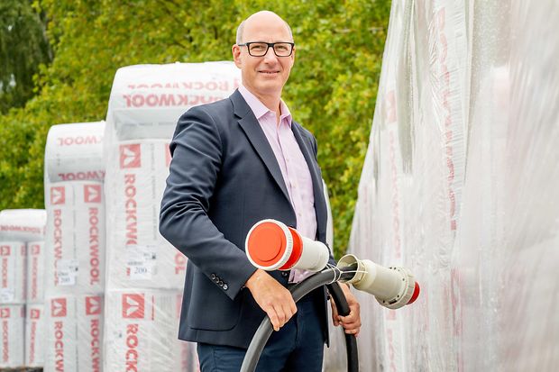 Frank Weier h&auml;lt zwei Kabel in der Hand. 