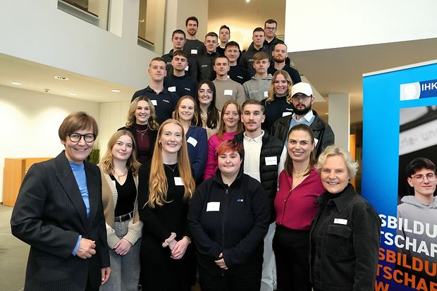 Gruppenfoto der Ausbildungsbotschafter aus dem Kreis Paderborn im IHK-Geb&auml;ude.
