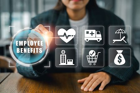 Person tippt auf ein digitales Interface mit mehreren Icons