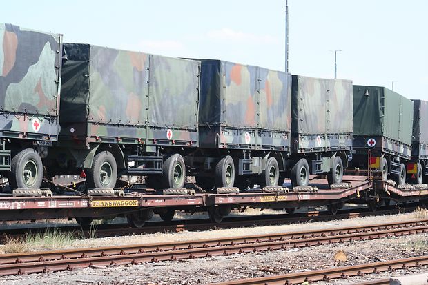 Bundeswehr Anhänger auf einem Zug