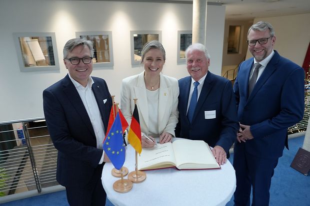 Vertreterinnen und Vertreter unterzeichnen G&auml;stebuch bei Veranstaltung