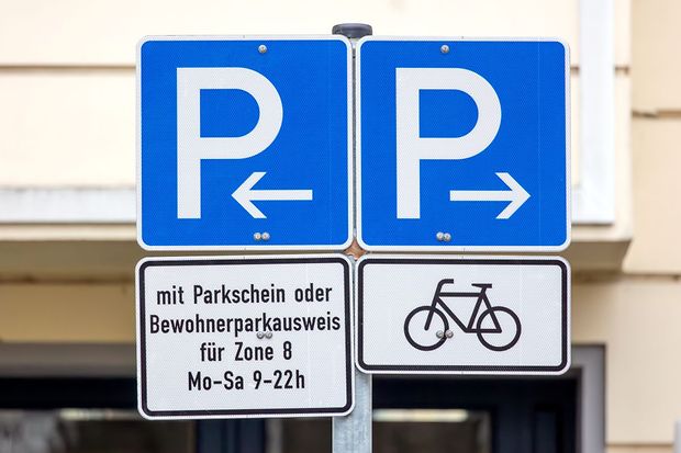 Parkschilder mit Hinweisen zu Parkschein, Bewohnerparkausweis und Fahrradbereich