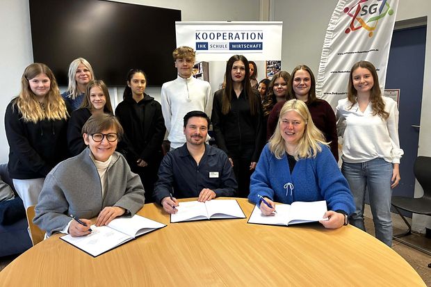 Gruppenfoto bei der Unterzeichnung einer Kooperationsvereinbarung